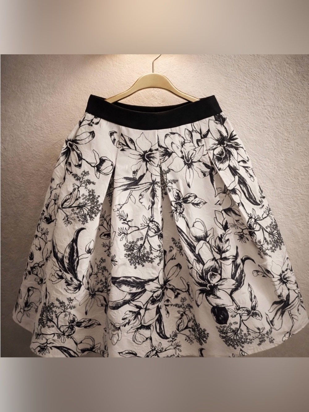 NEW WITH TAGS White House Black Market Black and White Floral A-Line Skirt